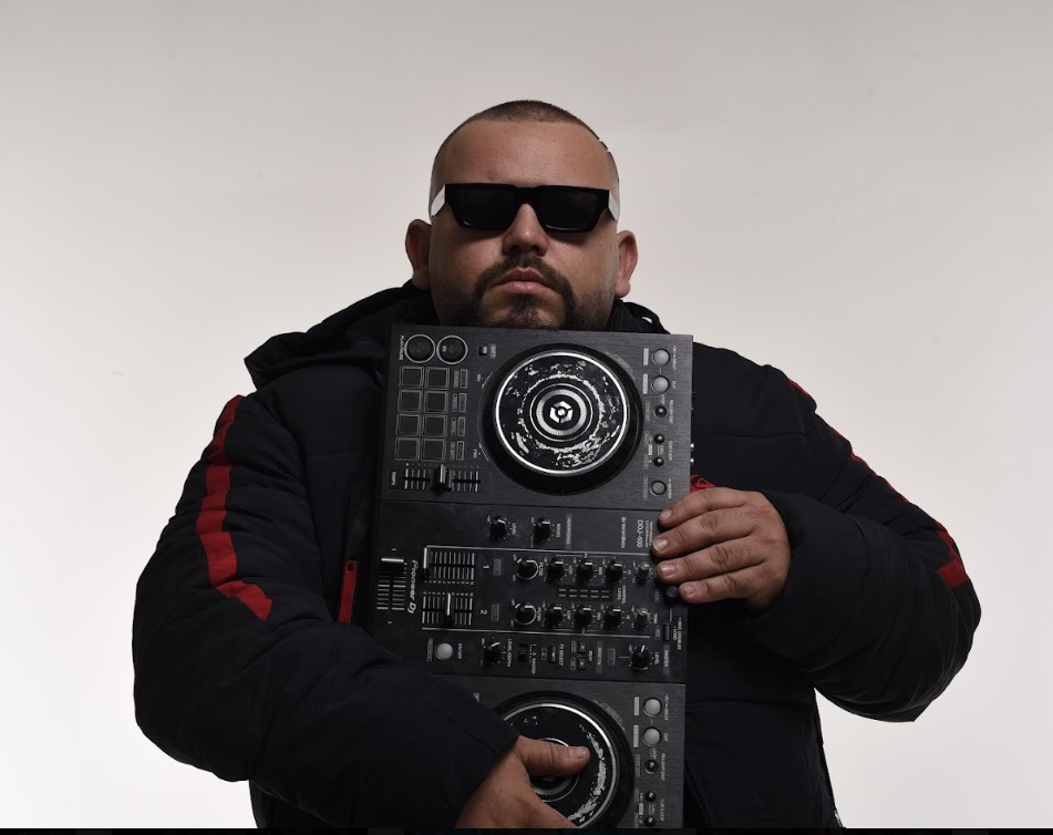 DJ Zonato segurando sua controladora Pioneer DDJ